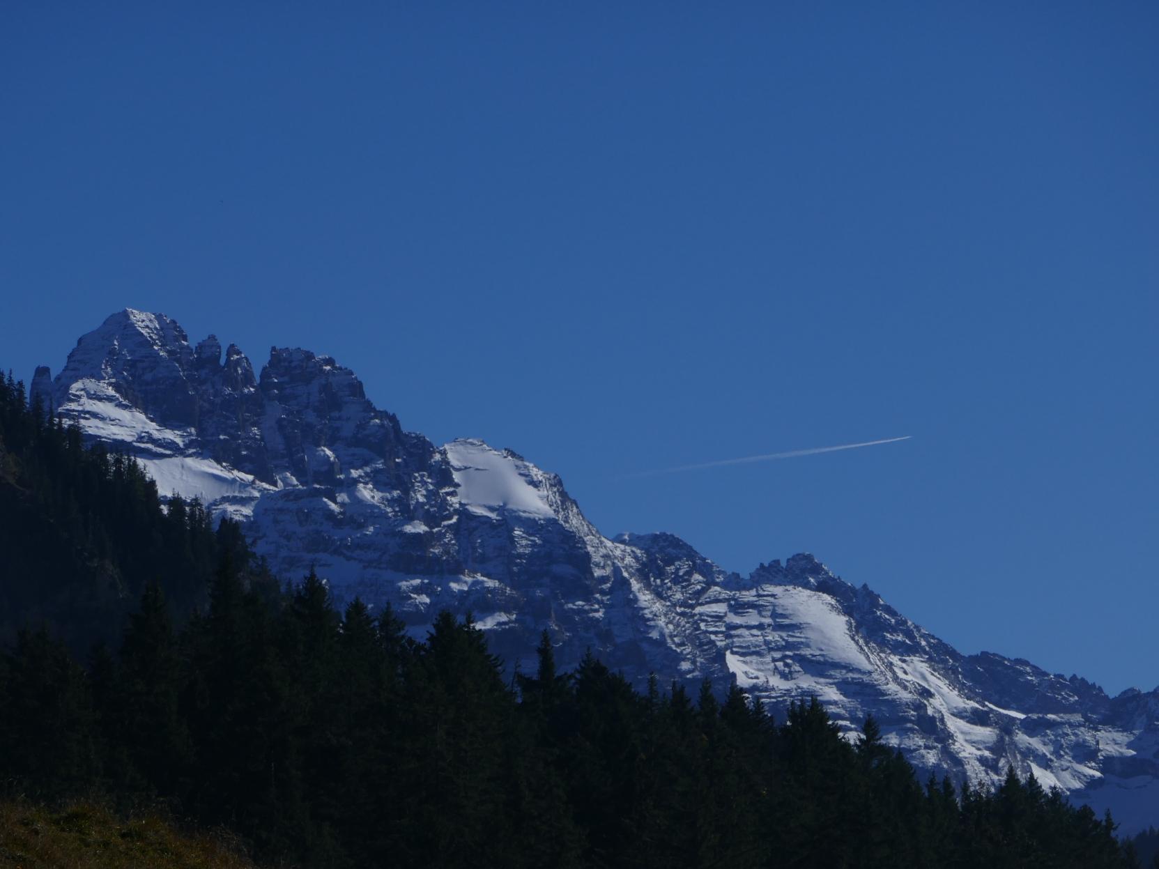 A mountain ridge with snow. The summit is "split" (this is where the name is coming from).