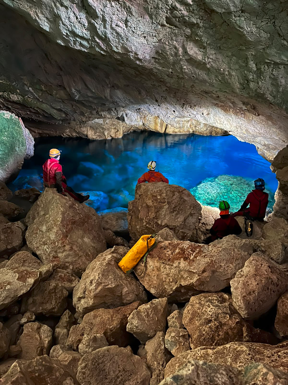 Grotta Grande del Ciolo (PU113). This is the initial room after the entrance from the sea or the roof.